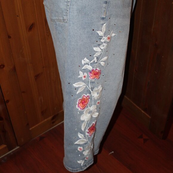 Lane Bryant Signiture Fit Straight Leg Crop Jean Embroidery and Rhinestone Sz 22 - Picture 10 of 13